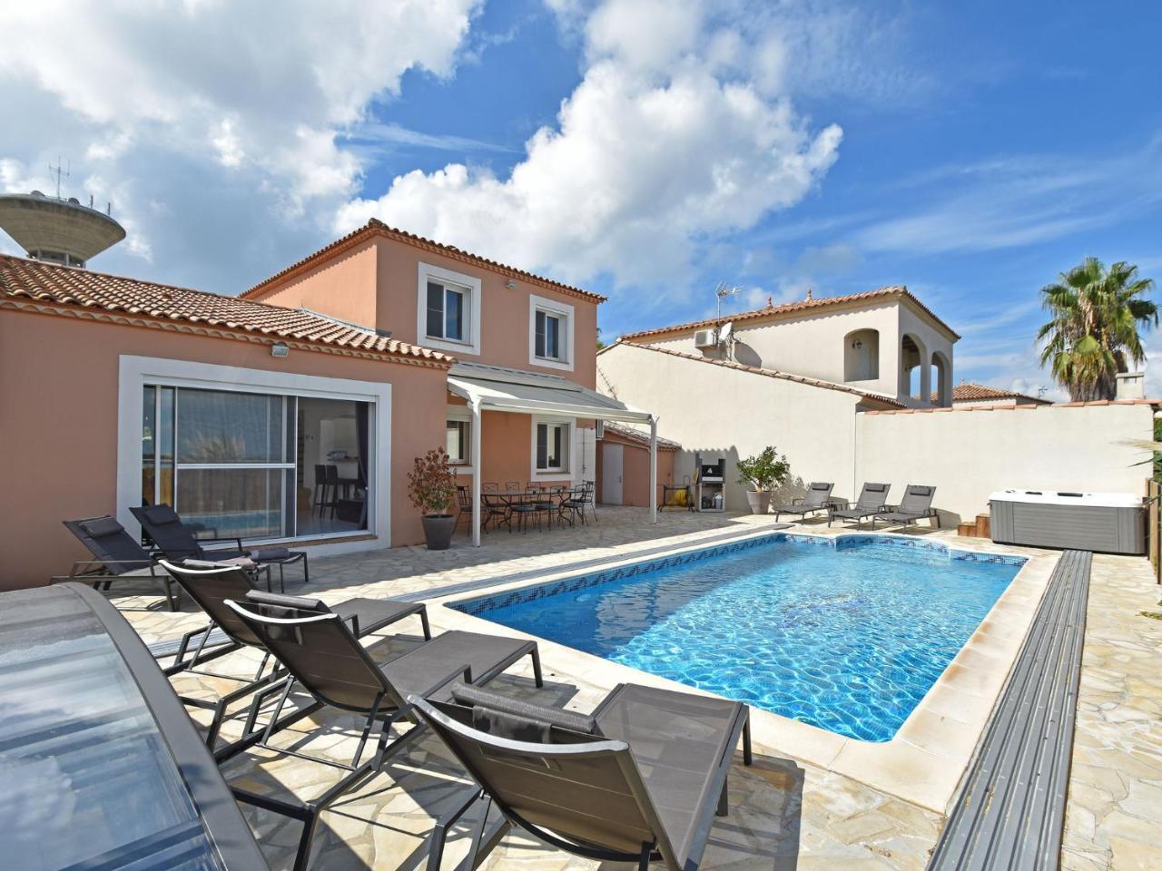 Holiday home Luxury With Private Pool